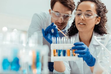 Bir test tüpü raf tutan Nice pozitif kadın