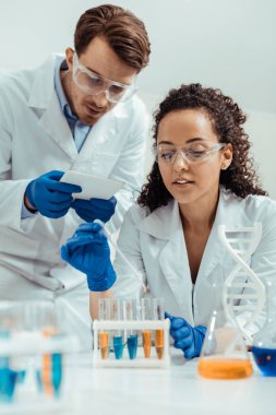 Nice genç bilim adamları birlikte bir araştırma yürüten