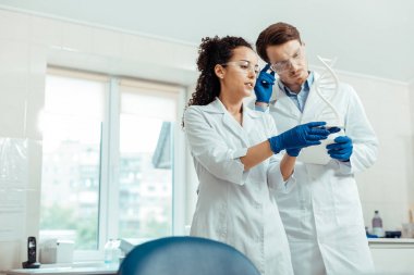 Dna modeline bakan akıllı iyi bilim adamları