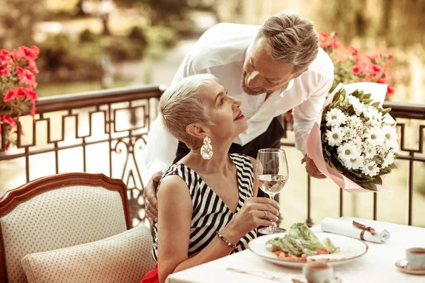 Mooie rijpe vrouw met korte kapsel kijken naar man — Stockfoto