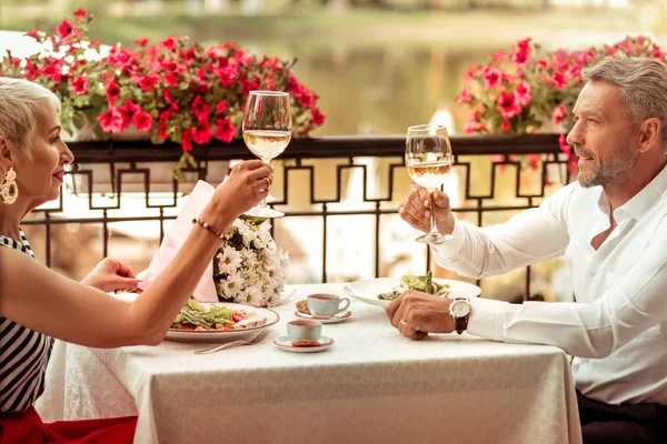 Marito guardando la sua bella moglie mentre beve vino — Foto Stock