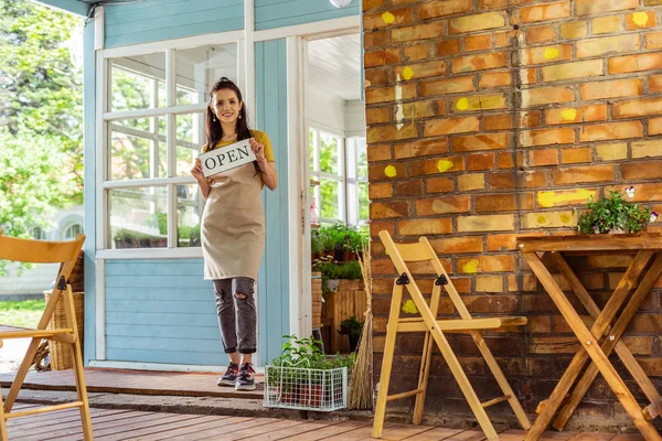 Propriétaire d'un fleuriste debout sur une terrasse . — Photo