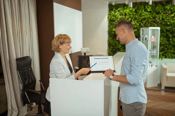 Administrator im Gespräch mit dem Kunden und Terminierung des nächsten Meetings — Stockfoto