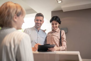 Karı koca güzellik kliniğine birlikte geliyor