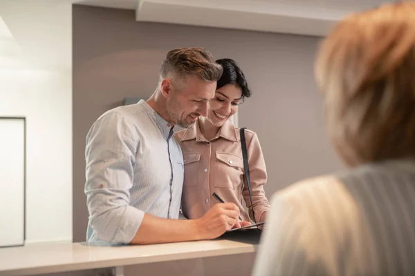 Gut aussehende Eheleute beim Gang zum Psychologen — Stockfoto