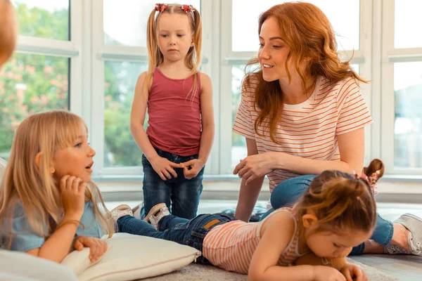 Pozitivní mladá žena tráví čas s dětmi — Stock fotografie