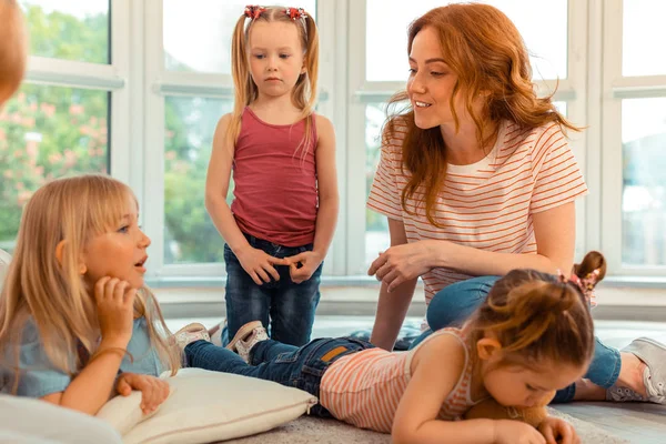 Giovane donna positiva trascorrere del tempo con i bambini — Foto Stock