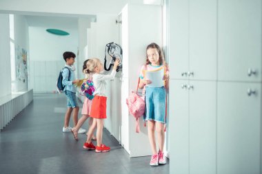 Okul dolap kullanarak çocuklar ders mola varken