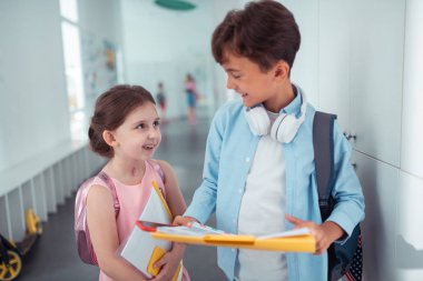 Okulda arkadaşı ile konuşan yakışıklı öğrenci