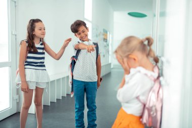 Küçük sarışın kız gülüyor Rude çocuk ve kız