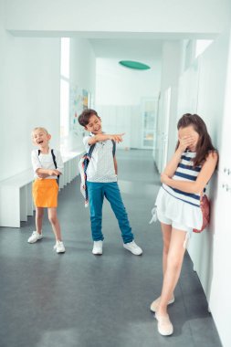 Kaba şiddetli kız ve çocuk zavallı esmer kız gülüyor