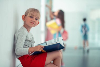 Okulda kitap okuma güzel sarışın kız