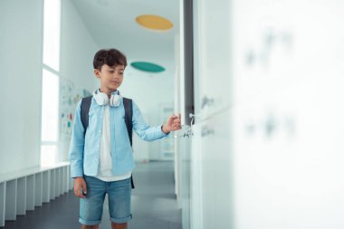 Okul molası sırasında okul soyunma açılış Schoolboy