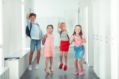 Yaz tatilinden önce çok iyi bir ruh hali olan çocuklar