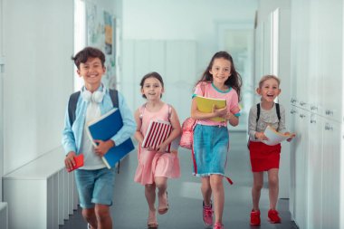 Neşeli mutlu çocuklar okul günü bitirdikten sonra mutlu duygu
