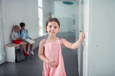 Onu Locker yakın sevimli güzel koyu gözlü okul kız ayakta