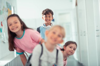 Güzel sınıf arkadaşları ile eğlenceli seksi esmer çocuk