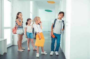 Kaba liseli kızlar gülüyor çocuk duygu üzgün ve yalnız