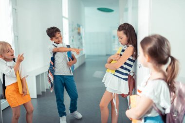 Zorbalık muzdarip karanlık saçlı kız korkunç hissediyorum