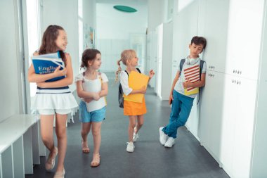 Koyu saçlı çocuk dolapyakınında duran yalnız ve üzgün hissediyorum