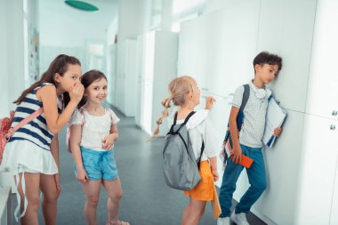 Şiddet uygulayan kızlar zavallı koyu saçlı okul çocuğu zorbalık