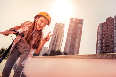 Neşeli oldukça uzun saçlı kız etrafında hareket ederken büyük bir ruh hali içinde olmak