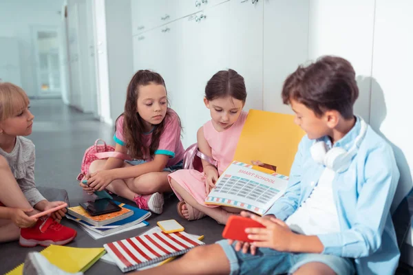 Les enfants discutent de leur horaire scolaire pendant la pause — Photo