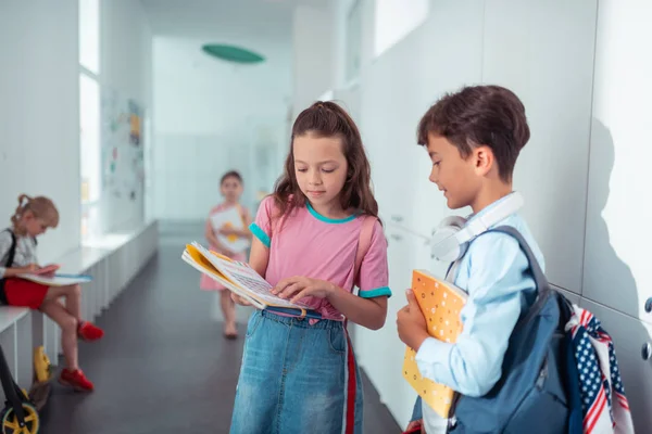 Donker harig meisje draagt roze t-shirt spreken met klasgenoot — Stockfoto