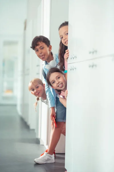 Barn som visar sina tungor samtidigt ha roligt under rasten i skolan — Stockfoto