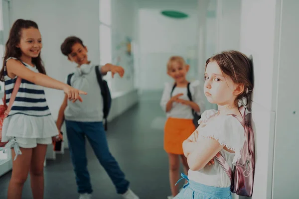 Ragazzina sentirsi sola e stressata che soffre di scherno — Foto Stock