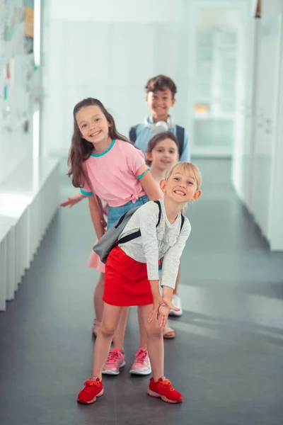 Les filles et un garçon s'amusent pendant les vacances scolaires — Photo