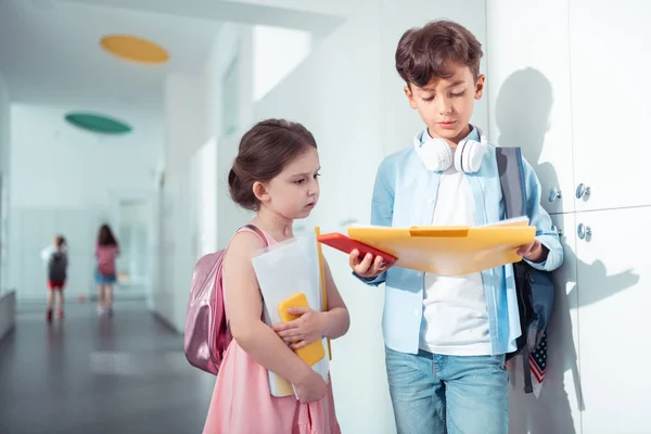 Fratello maggiore che parla con la sua sorellina carina a scuola — Foto Stock