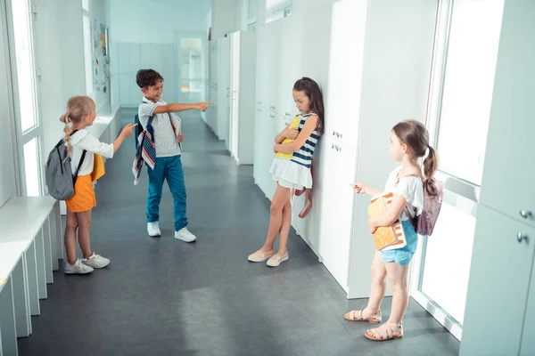 Top uitzicht van kinderen pesten klasgenoot op school — Stockfoto