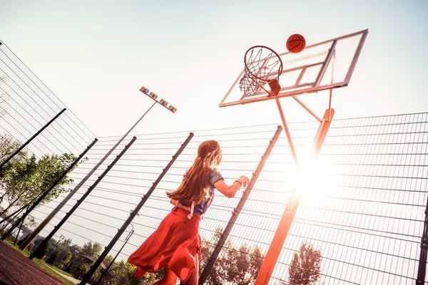 Aktywna Nastoletnia dziewczyna jest graczem zespołowym i rzuca piłkę — Zdjęcie stockowe