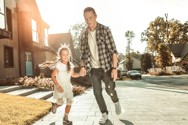 小さな女の子と遊ぶチェッカーシャツとジーンズでスタイリッシュな若い父親 — ストック写真