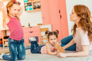 Hoş güzel güzel kız saçlarına dokunmadan