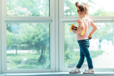 Güzel genç kız pencereye bakıyor