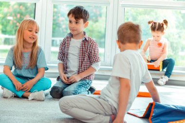 Yerde oturan güzel güzel çocuklar