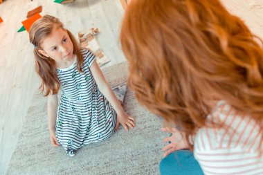 At kuyruğu ile oldukça güzel bir kız üst görünümü