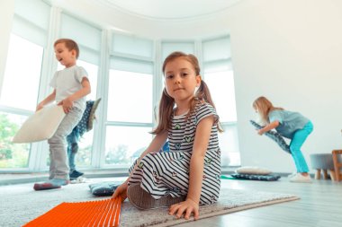 Mutlu güzel pozitif kız size gülümseyen