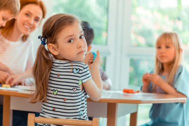 Sana dönen oldukça güzel sevimli kız