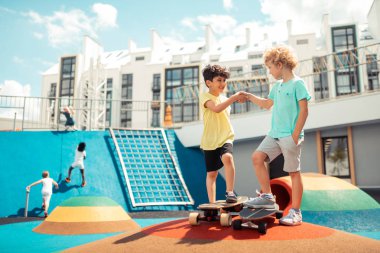 İki çocuk spor sahasında el sıkışırken.