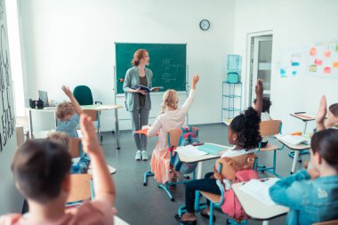 Matematik öğretmeni bir öğrenciyi tahtaya çağırıyor.