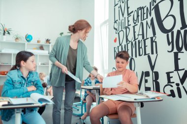 Öğretmenine testi abot soran öğrenci.