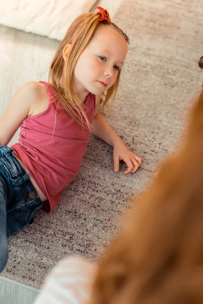 Ładna Ładna dziewczyna leżąca na podłodze — Zdjęcie stockowe