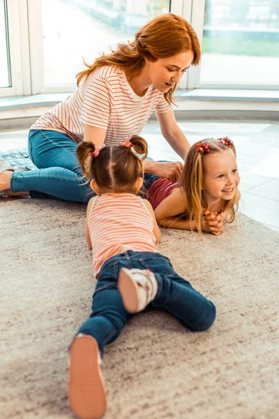 Belle ragazze positive che giocano all'asilo — Foto Stock