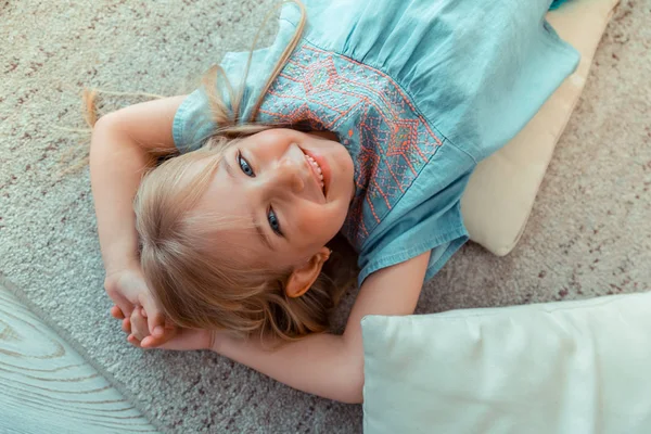 Rosto de uma alegre menina de olhos azuis felizes — Fotografia de Stock