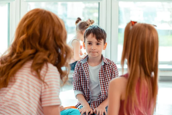 彼の先生を見て素敵なかわいい少年 — ストック写真