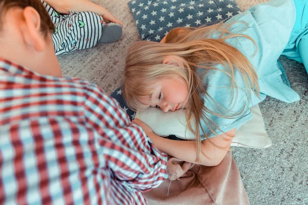 Visão superior de uma menina adormecida bonito — Fotografia de Stock