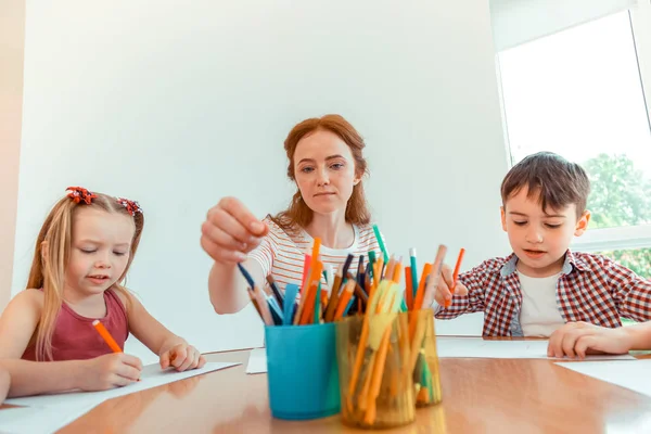 Gros plan des crayons dans la boîte — Photo